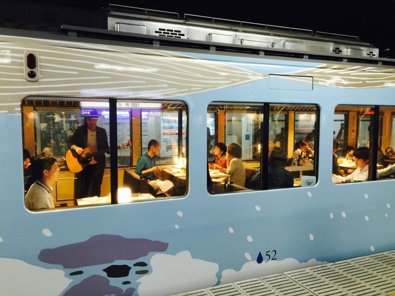 車内で飲食していい電車・そうじゃない電車の違いは？ 「トイレのある電車はOK」「東京の通勤電車で食べてる人もいる」キャリコネニュース