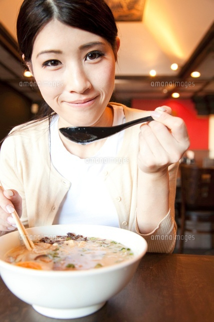 ラーメンを食べる女性 イラスト素材1247710- フォトライブラリ