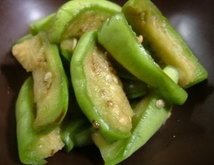 ヘタが緑の<米ナス・緑なす> 実ががギュッと詰まっていて、一見硬そうだけれど、 火をいれるとホックリ。 実がしまっているので、煮崩れもしにくく、一般的な長ナスより、 持ちがよく、煮込みやグラタン、 素揚げにも向きます。 ○0.8~1cmくらいに丸くカットして、両面を