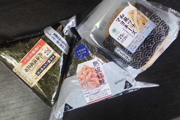 固くなったおにぎりがふんわり。上手な温め直し方に「やってよかった」「作りたてに近い」 - macaroni