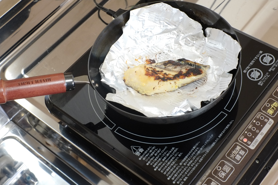 油なしでも、くっつかずに焼ける！フライパン用のアルミホイル - 価格.comマガジン