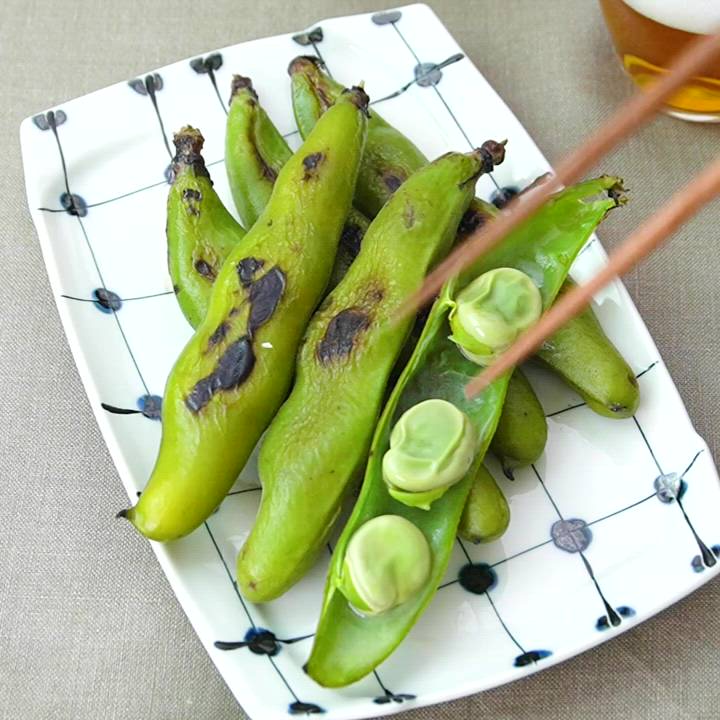 🖤お正月に余った黒豆で🖤 そのまま食べてもおいしい「おまめさん 丹波黒黒豆」は、実はいろんな楽しみ方ができるんです💡 皆さんが試したいのはどの 食べ方ですか？絵文字でコメントして教えてくださいね✨ 黒豆 × コーヒー ⇒ ☕️ 黒豆 × 日本酒 ⇒ 🍶 黒豆 × バニラ