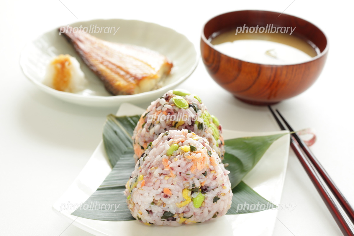 ずんだ風鮭フレークと枝豆のおにぎり - 生き物豊かな田んぼのお米、宮城県大崎市・蕪栗米生産組合公式サイト