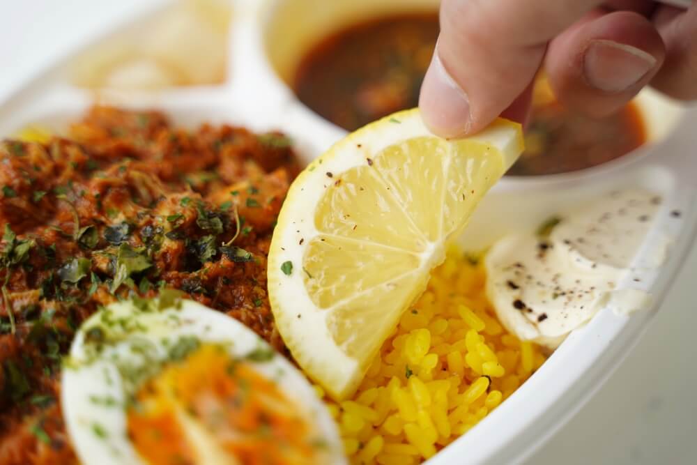 ヨダレカレー☆店舗情報☆ □住所:熊本市南区田井島2丁目3-1 □TEL:096-200-5608 □営業時間:12:00〜21:00□定休日:火曜日＋不定休 □お店アカウント @yodarecurry ☆注文メニュー☆ □丸鶏のチキンカレー 辛口 :1,400円 お久しぶりの ヨダレカレー。 土日に何度も