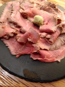 ローストビーフの切り方は？綺麗に薄く切るコツと裏技を紹介！お食事ウェブマガジン「グルメノート」