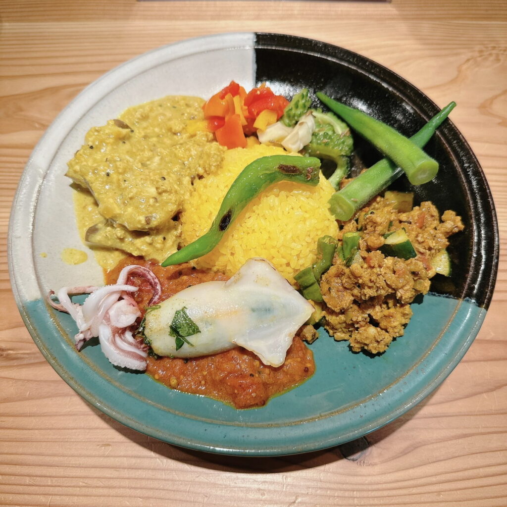 こんばんは。 いつもはスリランカカレーの副菜のご案内はしないのですが、今週は人気No.1メニューのバトゥモージュ 揚げ茄子のスパイス和え を作りました。10kgの茄子を5時間揚げ続けました めっちゃ美味しいので是非ご賞味ください。週替わりカレーは冠地どりのカレー