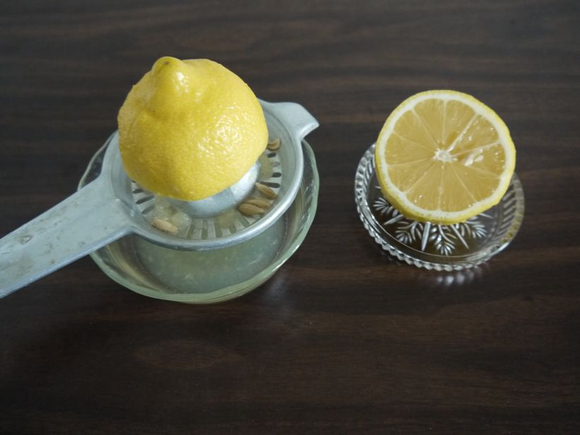 料理や飲み物についてくる「輪切りレモン」を“手を汚さずに”絞る方法。手で絞る必要はなかった