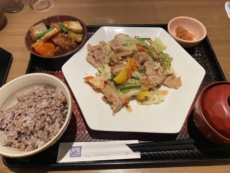 title 家族でゆっくり！ シャポーでごはん🍳 @shapo_official_ 仕事や家事に子育てと忙しい毎日、 たまには、家族みんなでゆっくりごはんを楽しみませんか🍽️ シャポー小岩・市川・本八幡・船橋には 和・洋・中のレストランやカフェなど 多彩なジャンルのお店が揃ってい