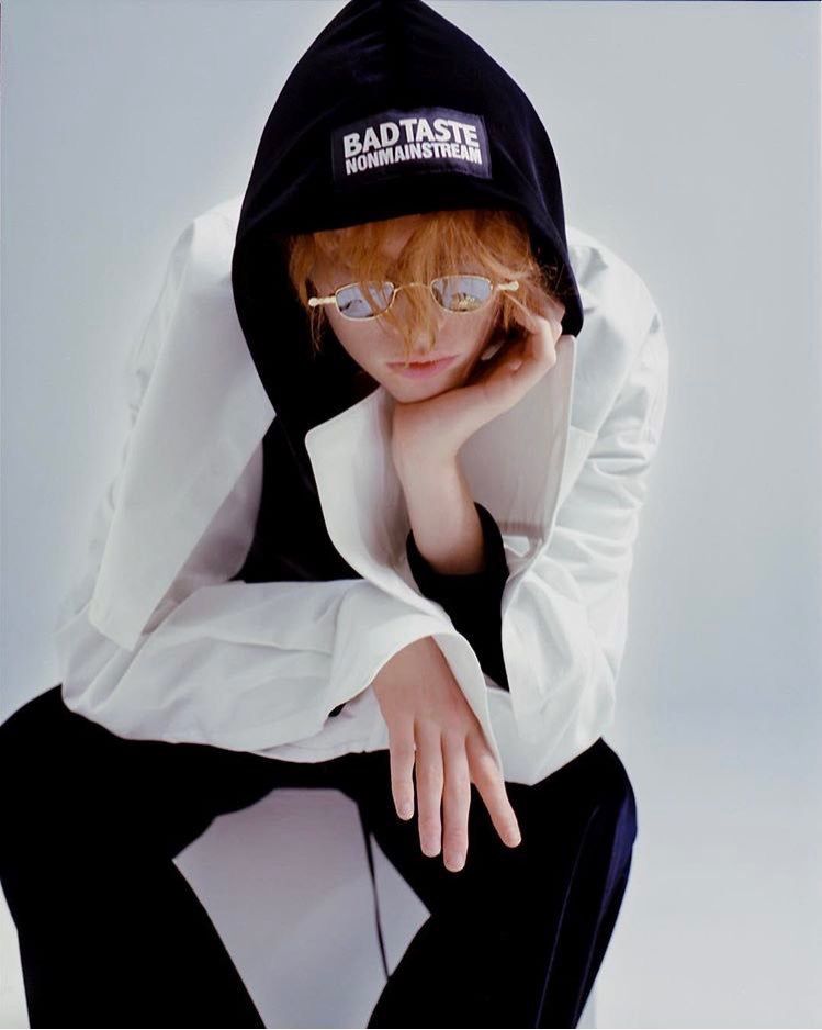 セレブの今と昔なにが変わった？ パーカ選び③ ザック・エフロンほか フード被る派は、抱擁力を感じる肉厚パーカを選択！FashionSafari Online