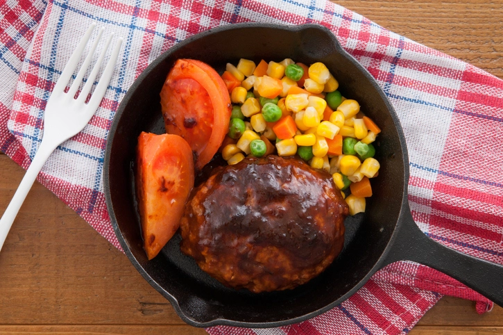 久しぶりにオリジナルグルメソースで”鶏の照り焼き”を作ったら、美味しすぎてびっくりしました😆今回使った鶏のもも肉は立派だったので、塩コショウを両面にしっかりと振ってから皮目から焼いて、肉の周りが白くなってきてもひっくり返す欲は我慢して、「あれ焦げたかな