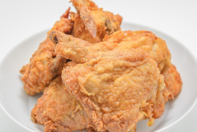 ケンタッキーのメニューをアレンジしてお弁当に♪ きれいな断面の「巻き寿司」と「サンドイッチ」を作っていただきました！あなたもアレンジメニューで、いつものケンタッキーとはまたちょっと違う美味しさが発見してみてください👀 こちらの素敵なお写真は @omoomo115