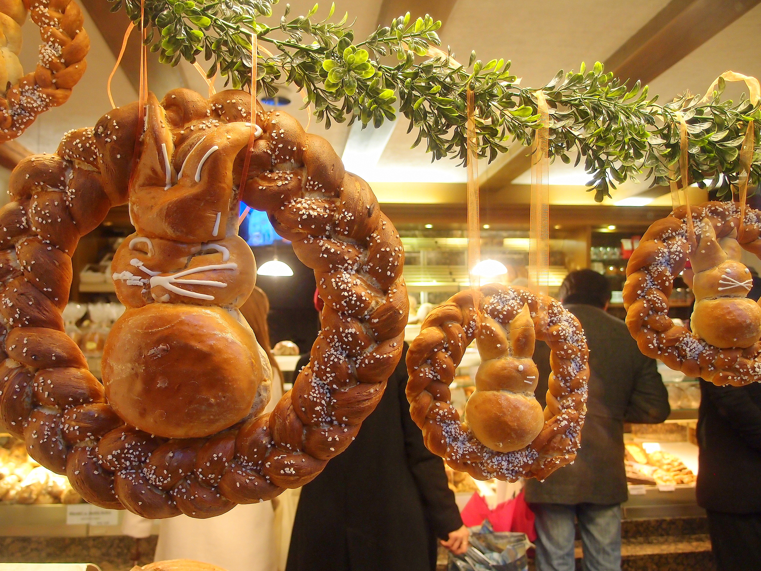 Oster Schokoladeイースターアイテム、並びました😊1つひとつ絵柄の違うたまごのチョコレートや、可愛らしいアイシングクッキーの乗ったもの、パートドフリュイが入ったもの、いろんなバリエーションがあるので迷ってしまいますが、お気に入りを見つけてください