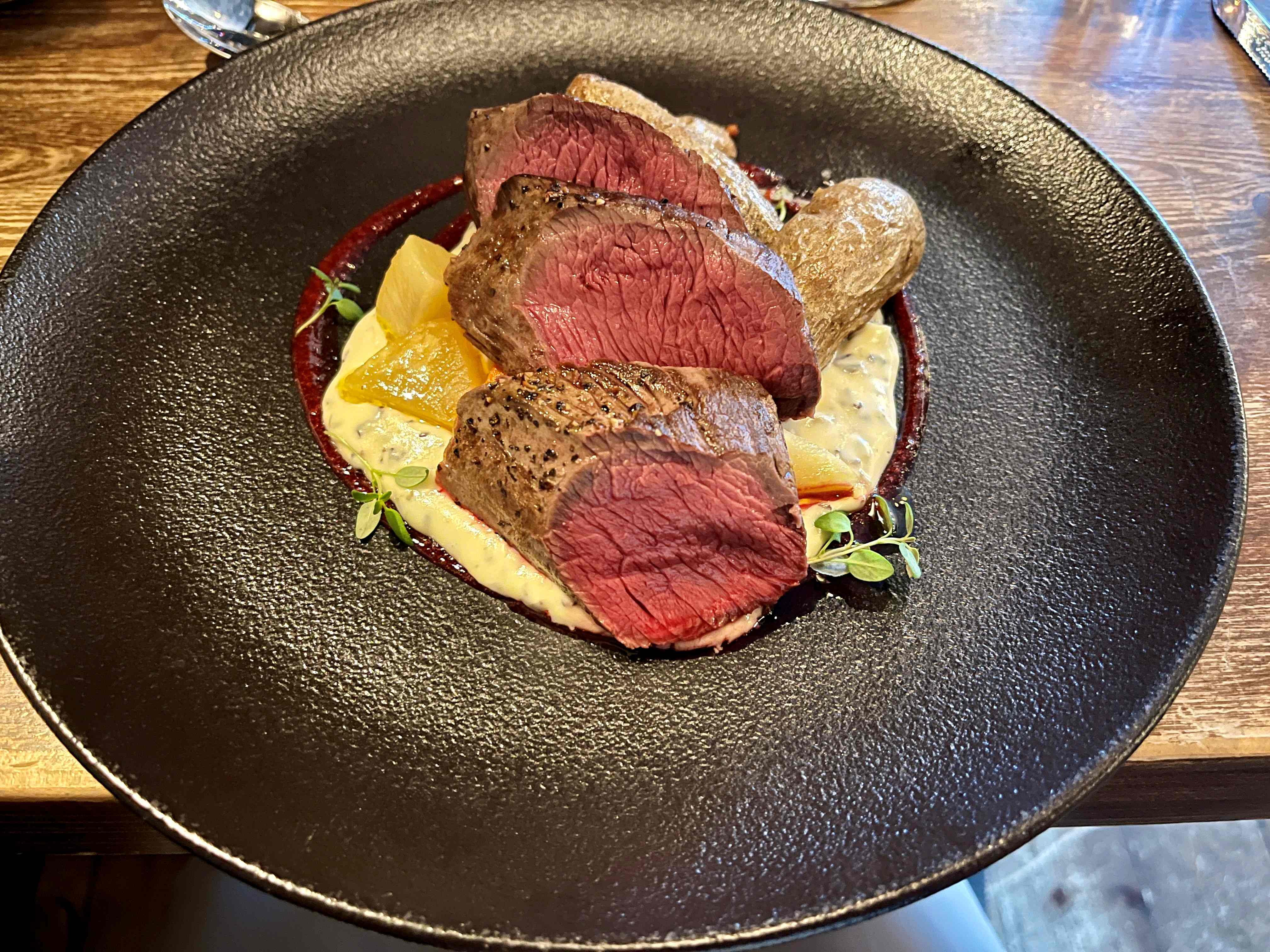 トナカイのシチュー🦌Finnish Reindeer Stew ・今週末は本当に遠足日和ですよね🌞最近は特に週末が天気がイマイチだったりしているから嬉しいですよね✨ ・さて、今回はフィンランド🇫🇮の定番料理の一つ、トナカイのシチュー🦌をご紹介します🙌トナカイは食べるのって