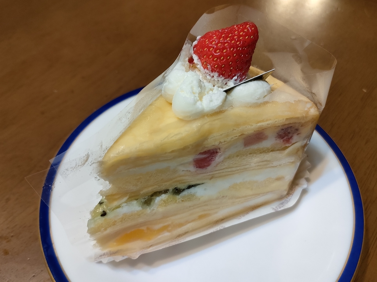 人気ケーキがさらにおいしくリニューアル！ 「クレープ・オ・フリュイ」は、クレープ皮やフルーツソースをリニューアル。苺・キウイ・マンゴーのフレッシュな味わいとカスタード入りホイップクリームで、みずみずしいミルクレープに仕上げました。 「クレープ・オ