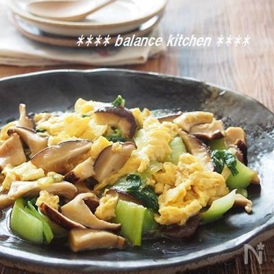 きのことチンゲン菜の中華風卵炒めの献立 副菜：うなぎのかば焼きとゴーヤのオイスターソース あえ、汁物：トマトとオクラのからすっぱスープ 献立・メニュー 味の素パーク たべる楽しさを、もっと