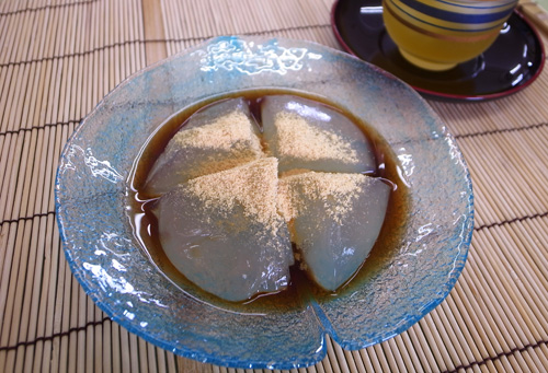 くず餅の作り方☆材料3つで超簡単！ぷるぷる食感がやみつきになるくず餅です♪フライパンで簡単に作れちゃいます☆手作り黒蜜の作り方もご紹介！-How tomake Kuzumochi 料理研究家ゆかり