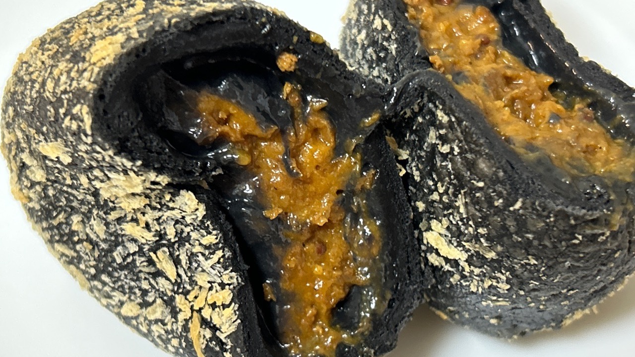 三浦半島・横須賀 旅すっか！┊横須賀市観光協会横須賀のドブ板通りにある ALFRED アルフレッド でおすすめの「よこすかグルメプレート」は、海軍カレー、ネイビーバーガー、チェリーチーズケーキのセットで、味もボリュームも大満足‼️すべてハーフサイズだから女性や