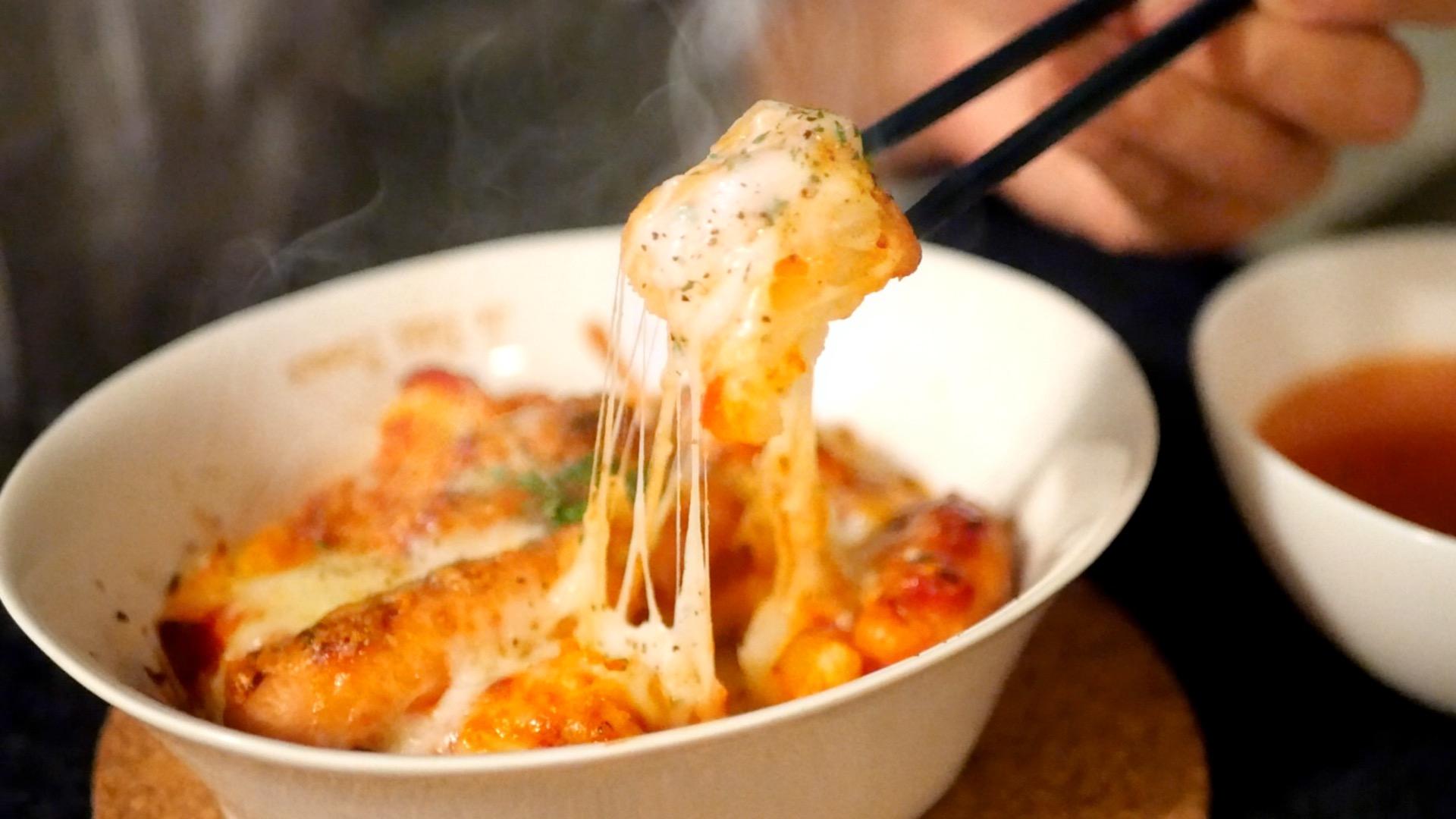 カマンベールチーズで🧀＜“まずは”の一品💖簡単チーズフォンデュ＞ うち飲みやホームパーティーに🍷 .約10分.材料作りやすい分量□カマンベールチーズ 100g □ミニトマト 適量 □アスパラ 適量 □かぼちゃ 適量 □ポークウインナー 適量 . ①