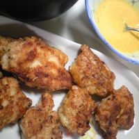 コンビニ弁当の卵黄は「卵黄風」のソースだった 広報は「業務用なので一般の方は買えない」とコメントねとらぼ