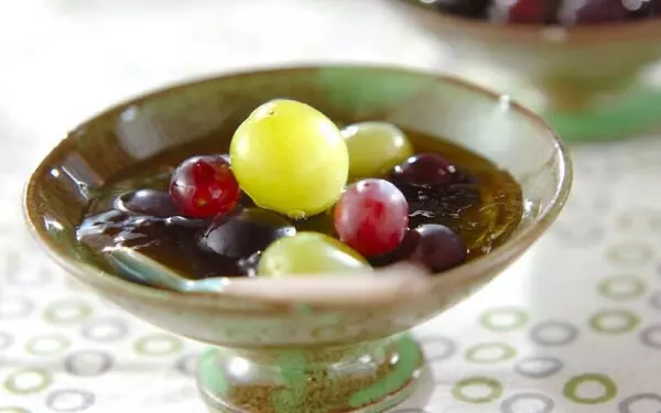 ぶどうスイーツいろいろ🍇 以前投稿したぶどうのマリトッツォと一緒に、山梨のぶどうを使って他にもスイーツを作っていました😆 ぶどうのマリトッツォぶどうのロールケーキ ぶどうのパイそのまんまなネーミング ロールケーキは、中にシャインマスカットと皮を剥いた