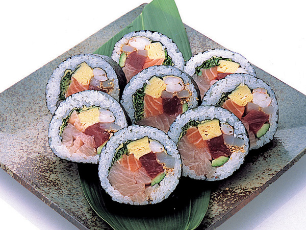 １２種類の具材が１度に楽しめる「海鮮恵方巻」など全４種をご用意手作業にこだわって丁寧に手巻きする『恵方巻』のご予約受付中～「海鮮恵方巻」の引換券が当たる！SNSプレゼントキャンペーン開催～とんでん株式会社