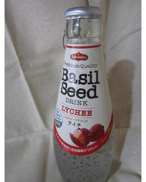 ダイソーで見つけた、怪しさ満点のドリンク。原産国タイ🇹🇭🐘 とりあえずすごく甘い、そしてカエルの卵飲んでるみたい🤣🤣バジルシードって噛むのが正解なのか、飲み込むのが正解なのか、、🤔 誰か知ってたら教えてくださいww大学院留学目指してますyoutubeやって
