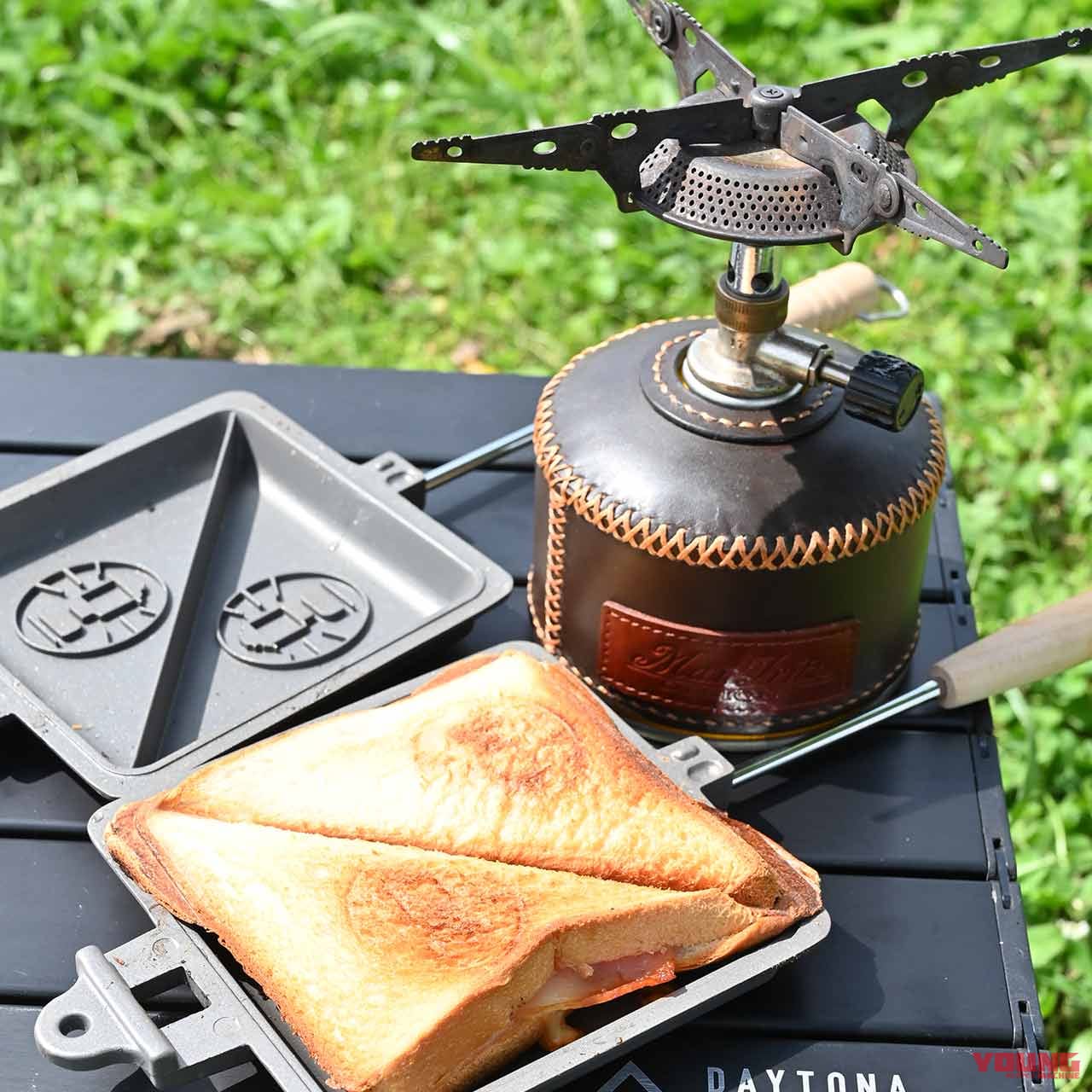 ソロキャンプでもクリスマスメニューを!鶏を丸ごと焼くロースト用スタンドの紹介&メスティンで作るチキンピラフレシピetc - ハピキャンキャンプ ・アウトドア情報メディア