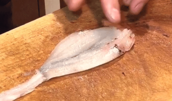 メヒカリの塩焼き ①メヒカリに塩をして焼く ②けしからん ※一番好きな「魚の塩焼き」はメヒカリかもしれない。ふわっふわの白身、皮パリ。hungryメヒカリめひかり目光メヒカリ教塩焼き魚の塩焼き魚魚料理小魚焼き魚けしからんhomemade