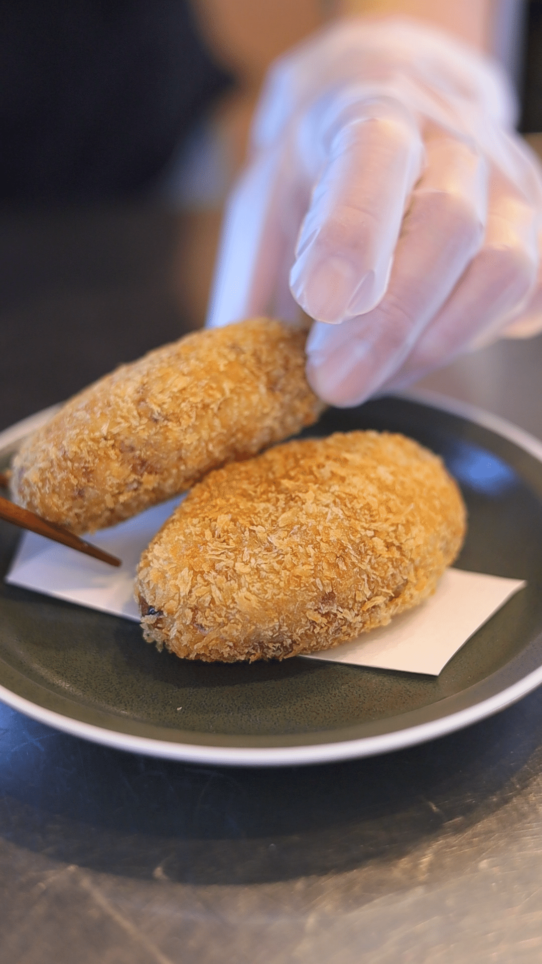 調理時間30分5個分のレシピ, 卵なしで作るサクサクコロッケ, ◾️ 材料, ○ じゃがいも・1.5こ, ○ ひき肉・50g, ○玉ねぎ・1 4, ○ 砂糖・小さじ1, ○ 醤油・小さじ1.5, ○ 塩こしょう・適量, ○ パン粉・適量, ○薄力粉・大さじ2, ○ 酒・大さじ2.5, たまに食べたくなるコロッケです,