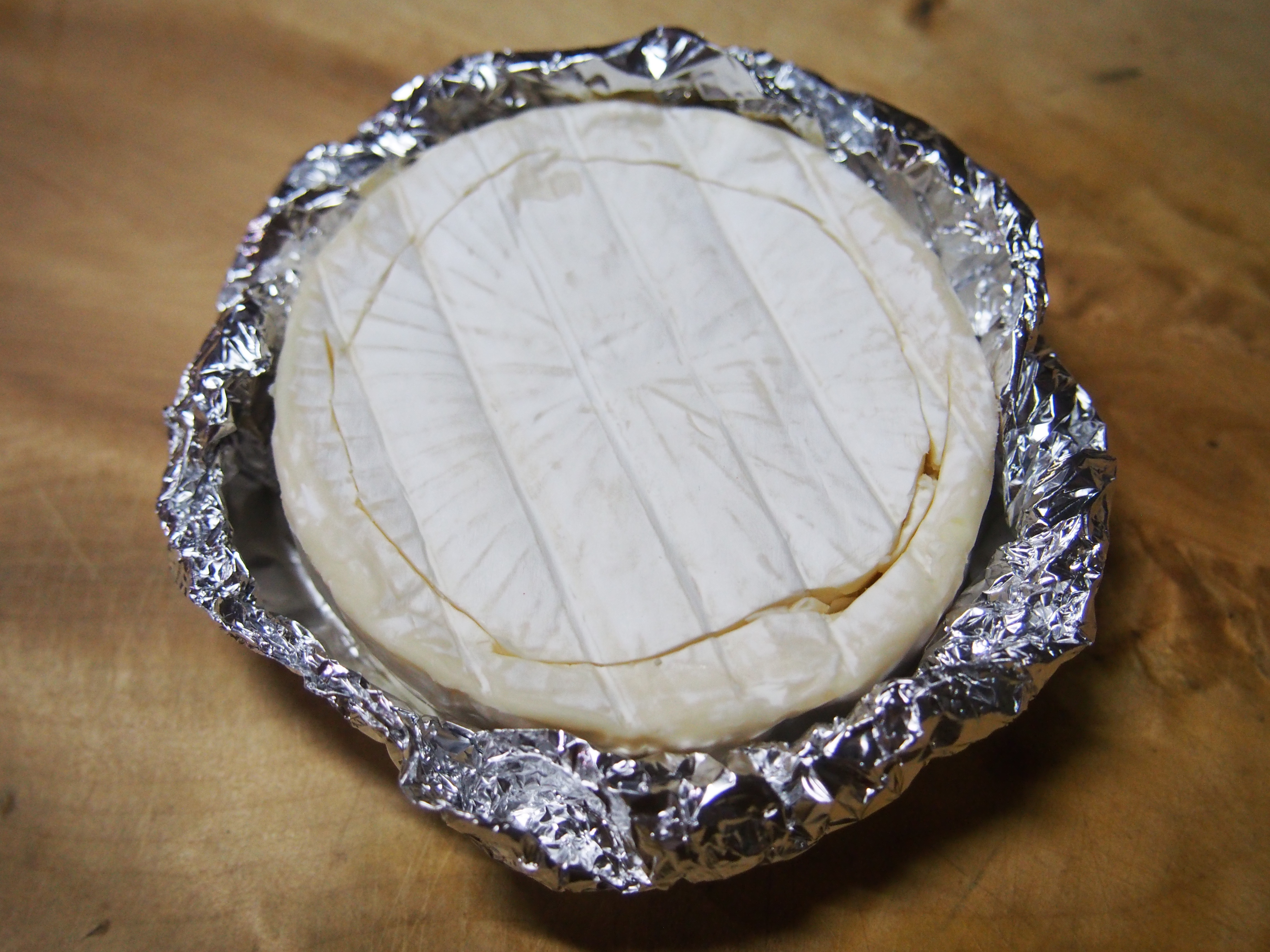 『じゃがいもベーコンチーズ焼き』, とろ〜りチーズとホクホクじゃがいも、最高の組み合わせ🤤💛,電子レンジでチンするだけで火を使わずに作れるお手軽メニューです！🥔,材料2人分 , じゃがいも2～3個分 200g , サラダ油 大さじ1, 塩少々, 玉ねぎ約1 3個 80g , ベーコン40g, チーズ70g, 黒コショウ適量,作り方 ,