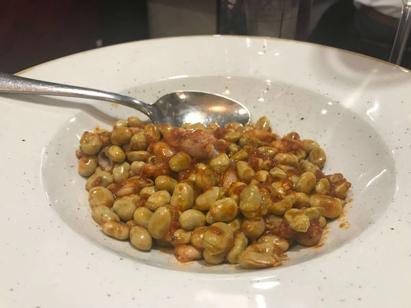 5分で出来る、スペインバルの超定番おつまみの作り方をご紹介。 ししとうによく似たピミエントスデパドロン pimientos depadron という甘味の強い青唐辛子をオリーブオイルで素揚げにし、粗塩を振ったシンプルな料理ですがこれがまたビールやカヴァにあうこと