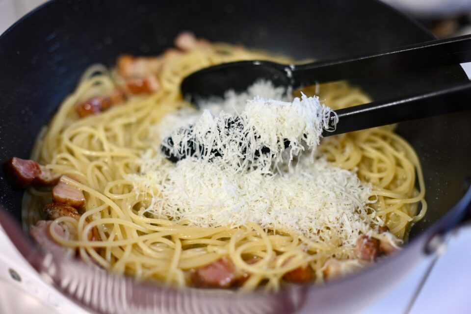 そら豆とペコリーノ・ロマーノイタリア語でカチョ cacio とはチーズ、ぺぺ pepe は胡椒と言う意味カチョエペペはその名の通りすりおろしたチーズと黒コショウをパスタに和えたシンプルな一品。そこに旬のそら豆とご一緒にお召し上がり下さい！ ペコリーノはヒツジ