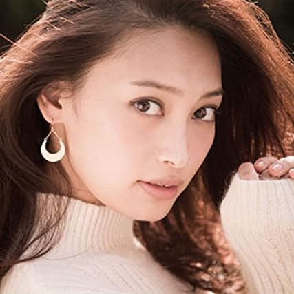 日本の女優 水川あさみ、透き通る美しい肌、切れ長の目がクールな印象、ゆっくり丁寧に話す、隠れたコアの強み、黒髪が似合う、派手すぎないメイク - 