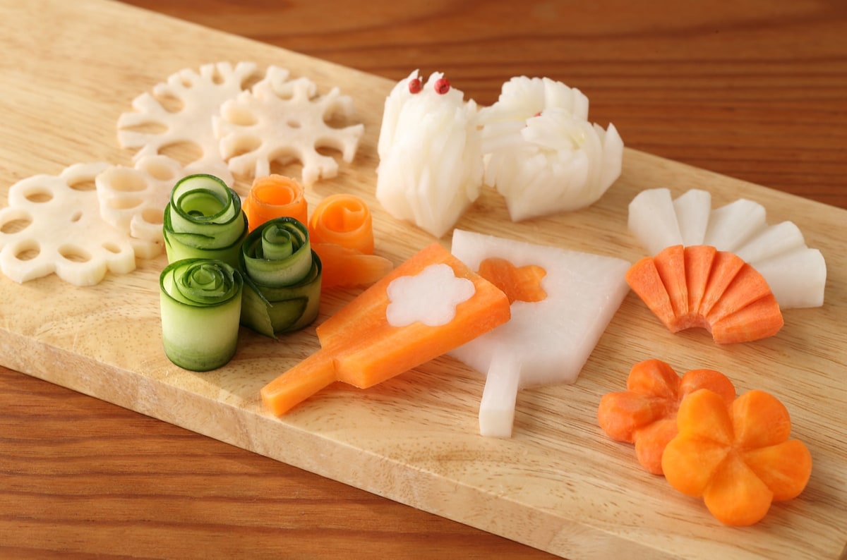 包丁一本で簡単！四季を感じる「人参の飾り切り」を画像付きで解説 - macaroni