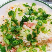 卵の値上げやばすぎるよね、、•︠ˍ•︡なので、卵なしでパラパラ、炒めない炊飯器に入れるだけで作れるチャーハンのレシピ考えてから、チャーハン作るハードルめちゃくちゃ下がった ！笑,材料2人分 , お米2合, ミックスベジタブル80g, ウインナー5本, ●鶏がらスープの素大さじ1, ●しょうゆ大さじ1, ●ごま油 小さじ1 2, ●水目盛まで, マヨネーズ大さじ3,