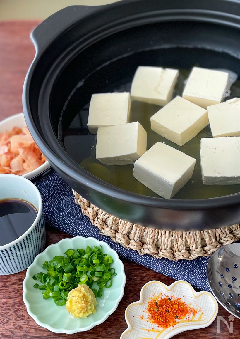 濃厚ゴマ味噌だれでいただく湯豆腐