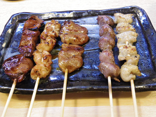 こんにちは♪ いよいよ本日、 6 30 月16:00 炭火焼鳥 えい吉 グランドオープンです!! こだわりの炭で一本ずつ丁寧に焼き、材料も国産で一つ一つこだわっております。 他にも鳥刺し、馬刺しもオススメで、 お惣菜にも力を入れております! 是非、よろしく