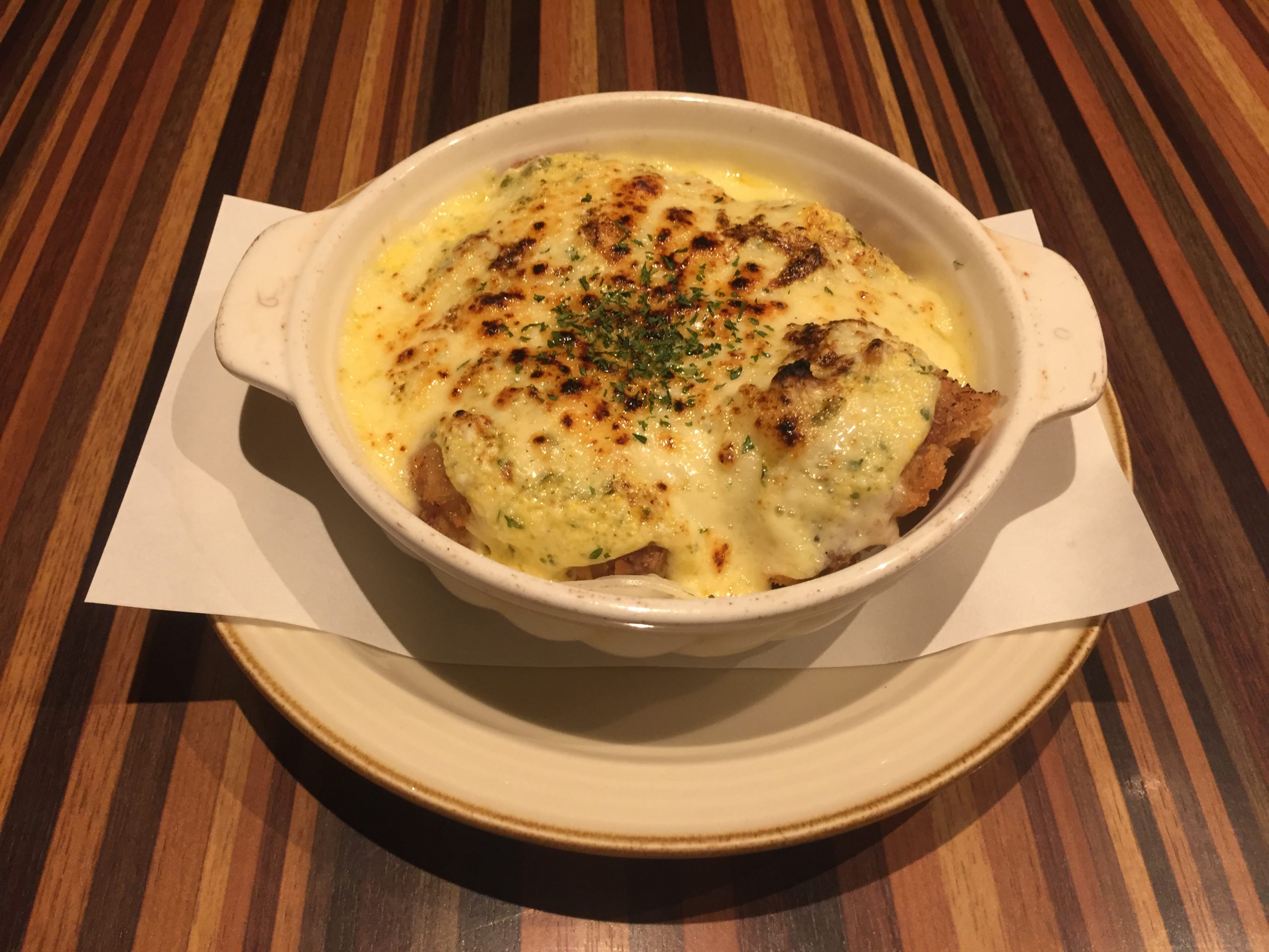 マグロのタルタル、トマトとバジル風味