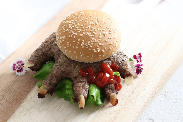 かわいくて怖いハロウィン団子の生産がピーク！ “ハッピージャコラ＆呪いのミイラ”セット、 11月1日までの期間限定発売株式会社丸八製菓