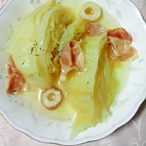 バターがとろけて幸せだなや〜🧈 --------------- 🍜簡単カップうどんアレンジ🍜作り方①カップうどんに付属の粉末スープとお湯を入れ、耐熱容器にそのままうつし、500Wで３分チン！ ②バターと黒胡椒を入れ完成！---------------アレンジ簡単レシピ簡単アレンジ簡単レシピどん兵衛 カップうどん