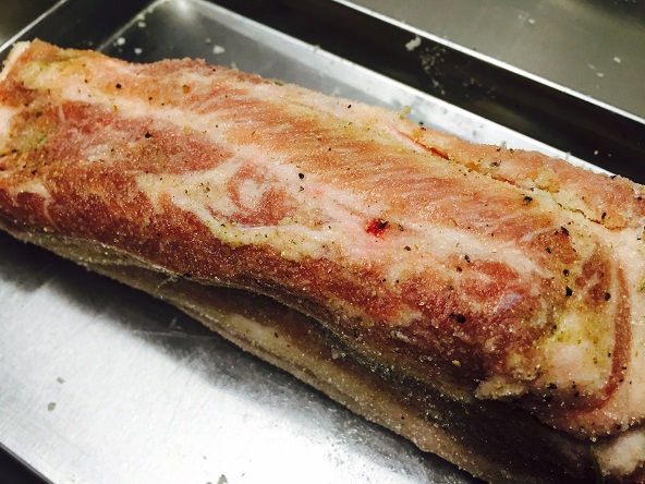 まるで自家製パンチェッタ。保存できる「塩漬け肉」の作り方と食べ方