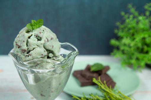 チョコミントの棒アイスのイラスト、フリー素材らくがき日和