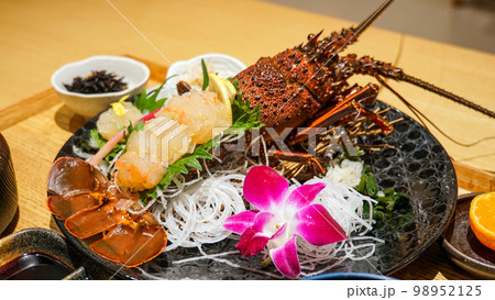 伊勢海老のお造り鯉登苑 りとうえん