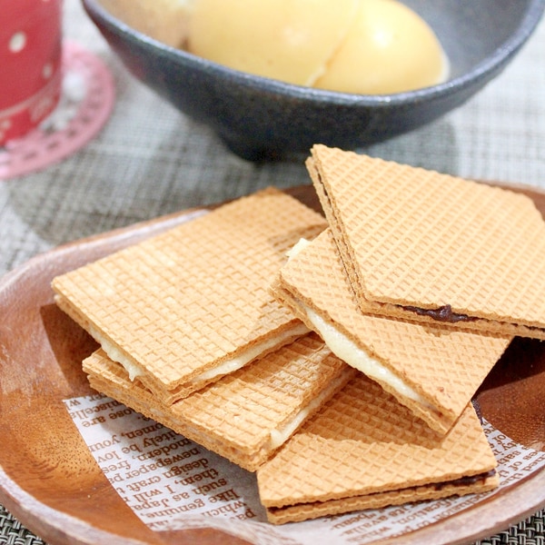 シールウエハースでチョコタルト シールウエハース!!!箱買いや沢山お迎えした方に おすすめの大量消費レシピです!!型は21cmをのタルト型使いましたが 型はどんなものでも大丈夫です! 材料 ウエハース12枚 バター70g 牛乳大さじ4 板チョコ4枚生クリーム150mlシール