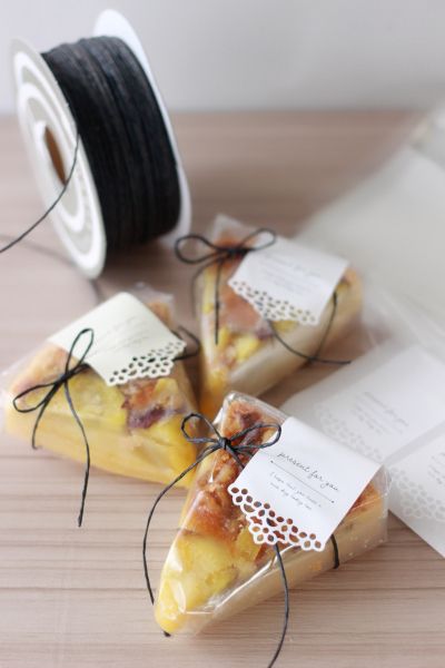 ଁ ガトーショコラも焼きました♡ ଁ 小麦粉なしで かなり濃厚な仕上がりに ๑⃙⃘ ⁼̴́ꐧૃ ⁼̴̀๑⃙⃘ギュッと詰まった断面からも伝わるかなー？ ଁ 18cmのホールを 8等分して三角ラッピング△▽△▽ シーラーで閉じたら てっぺんに和紙モールをキュッ柄にもなく 」