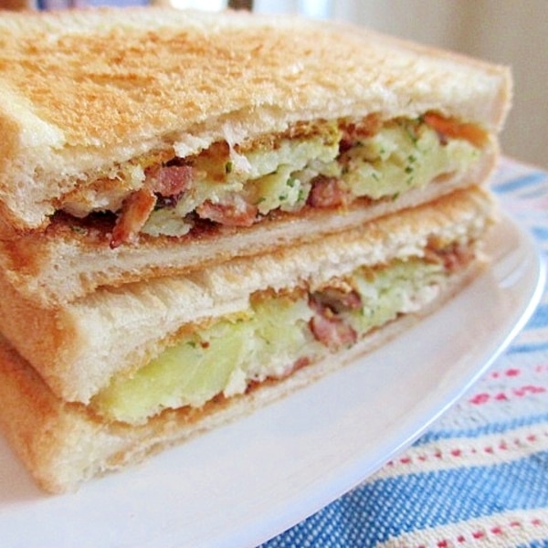 ホットサンド部です🥪, しっかり食べられるお惣菜ホットサンドのご紹介です, 🥪スペイン風じゃがいもオムサンド🥪, 材料4人分, パン8枚,じゃがいも小2個, 人参1 2本, とろけるチーズ4枚, ハム４枚, 卵4玉, 砂糖大さじ2, 塩少々, 牛乳大さじ2, マーガリン 適量, ねりからし適量, ケチャップ適量, マヨネーズ適量, オリーブオイル適量, 作り方,