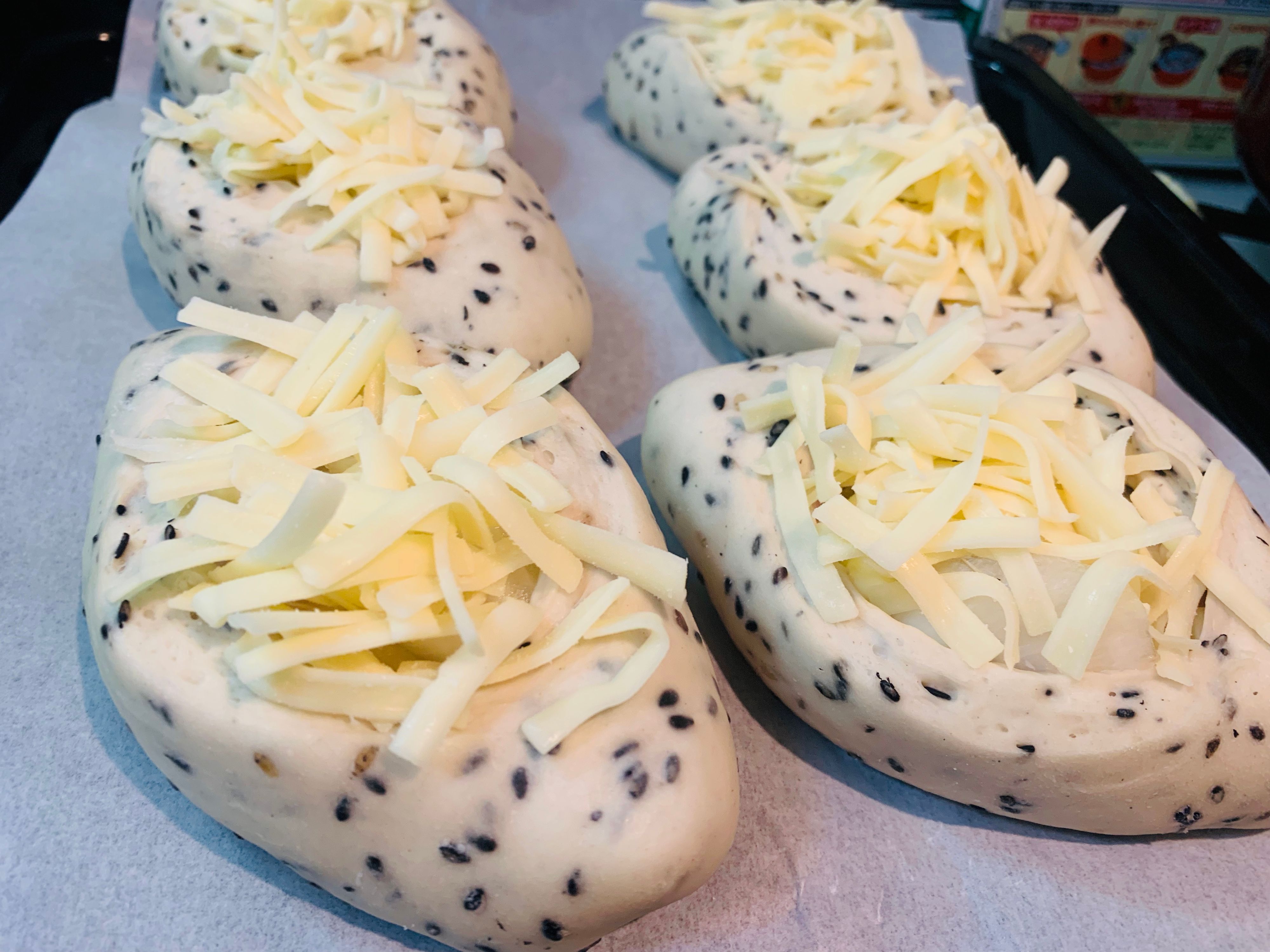 ベーコンオニオンチーズマヨパン🥓🧀🧅🫓 最近朝ごはんと平日のランチ用にこれ作るのハマってる😊 ホームベーカリー で作った生地に、具材をたっぷり巻き込んで切り分けて焼くだけで手軽に作れます✨フワフワで具材たっぷりなので満足感があってお気に入りのおかずパン