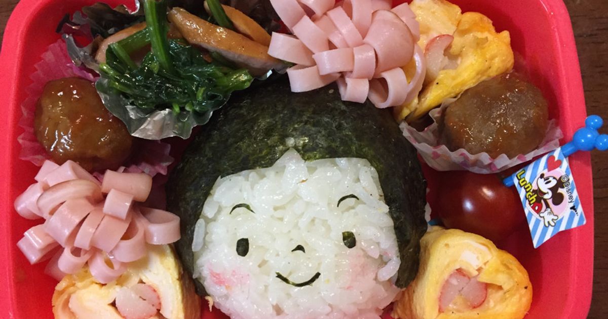 簡単かわいい運動会のお弁当レシピ！ 赤白帽子をかぶった顔むすび