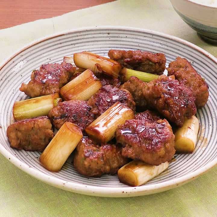 recipe ポイントは豆腐!お弁当にも♪ ー えのき入り☆ふわふわ豚つくね ー **—————————————** Nadia🗒レシピ ID408710 **—————————————** 豚ひき肉でジューシー✨ えのき入りのつくねレシピです♪ふんわりやわらか食感のポイントは、絹ごし豆腐! 水切り入らずで