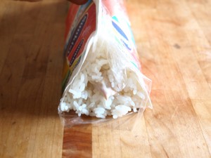 コレでおにぎり大量生産出来ます！定番から変わり種まで、アレンジ次第で 色んな味が楽しめるおにぎり🍙 ご飯をおにぎりの形にするのって、意外と手間で時間もかかりますよね😣💦 ⁣ そんな時におすすめなのがこの 「くぼみ付おにぎり押し型」✨ 1度に